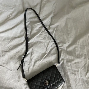 Axelväska  - Söt axelremsväska från Don Donna. Frakt tillkommer:)