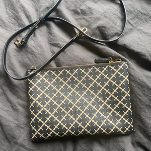 Malene Birger väska/clatch  - Nu säljer jag min fina malene Birger väska i modellen ivy purse. Inte använd på 1 och ett halvt år därav orsak till säljning. Inga defekter, Väsk bandet som nytt för använde mig av ett annnat band när jag bärde den. Fungerar även som clatch!!! Hör gärna av dig ifall du är intresserad, svarar ofta:)❣️❣️ NYPRIS 900kr