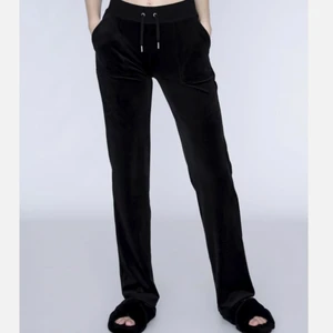 Juicy Couture svart - Svarta Juicy Couture byxor använt fåtal gånger, storlek xxs som är slutsålda överallt, skriv för fler bilder