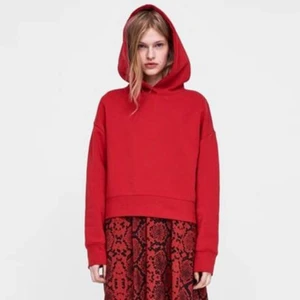 Hoodie - Croppad röd hoodie från zara. Andra bilden är lånad! 
