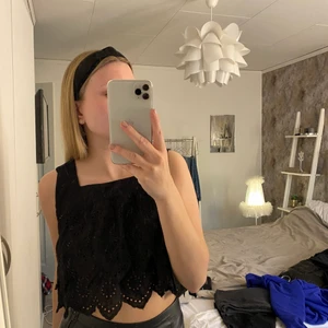 Svart sommartopp - Hej, säljer denna fina sommartopp från Zara i stolek S. Helt i nyskick! Köparen står för frakt på 66kr🫶🏽