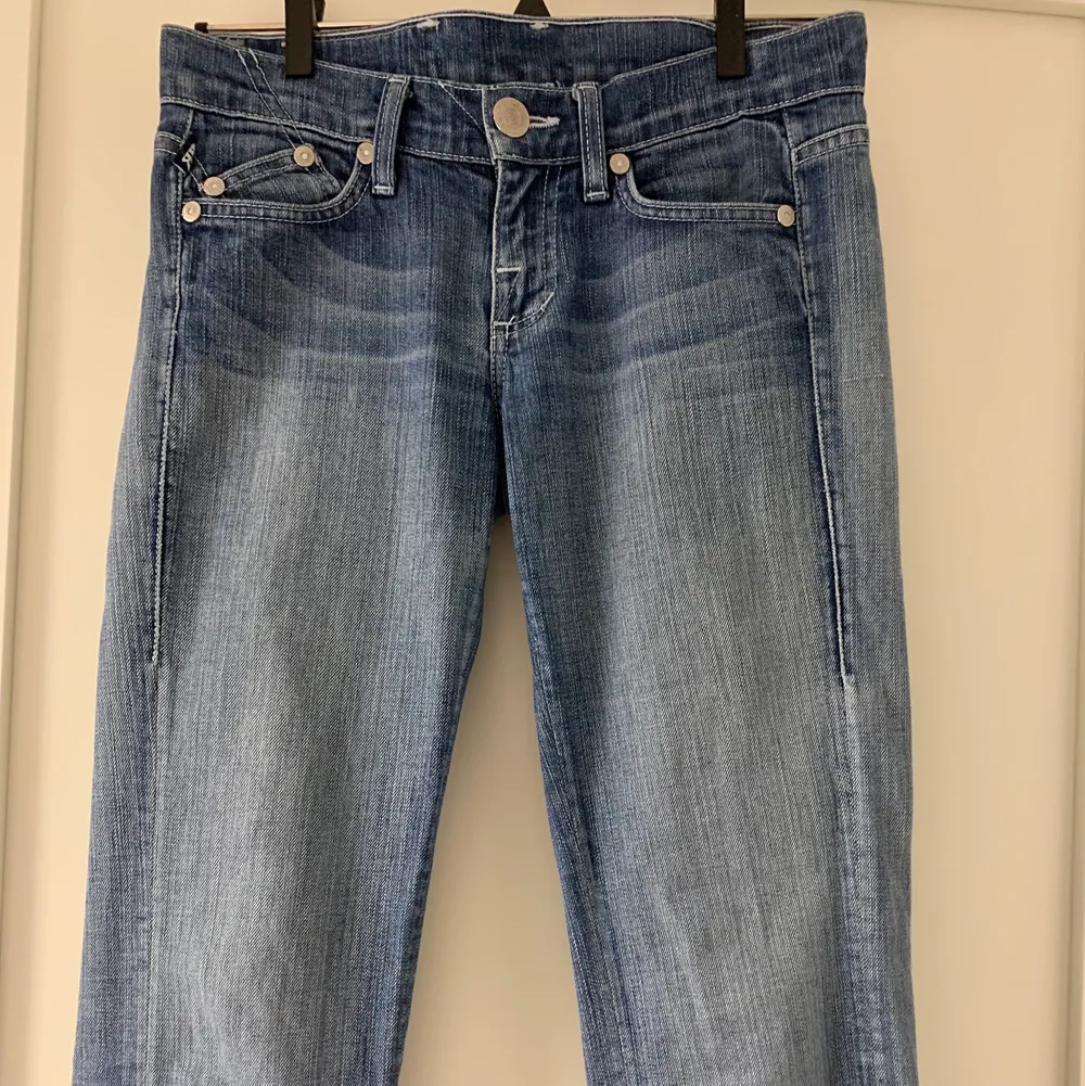 Supersnygga lågmidjade jeans från Victoria Beckham som är svåra att få tag på eftersom de inte längre säljs i butik. Mina favoriter men säljs nu eftersom de blivit för små. De har tyvärr fått en liten slitning på baksidan (se bild 1) men det syns inte så mycket enligt mig❤️. Jeans & Byxor.