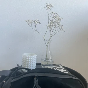 Väska - En jättefin väska i mocka i bra skick! Endast använd ett fåtal gånger. Sitter bekvämt och fyller mycket