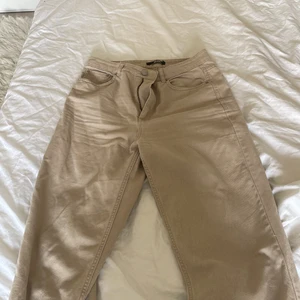 Jeans från bikbok  - Säljer mina fina jeans pga dålig användning. De är i väldigt fint skick💕