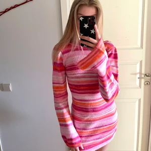 Stickad klänning från Nelly - Säljer denna superfina stickade klänningen från Nelly, helt slutsåld på hemsidan! Endast testad och alla lappar kvar. Storlek XS, köpt för 599kr💕