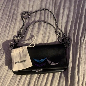 Väska  - Väldigt bra skick.Har tyvärr inte kommit till andväning gin väska från Zadig volenter kopt för 3500 kr och säljer för 2300 kr 💕💖❤️☺️💖💗💓 Man för med en berlock som man dyret på väskan i för Blåt 💙