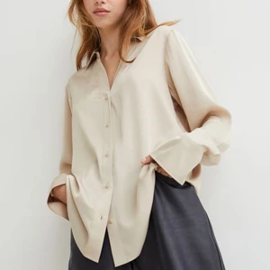 Skjorta hm - Fin glansig skjorta i champagnefärg. Använd en gång och tvättad en gång så den är i nyskick! 