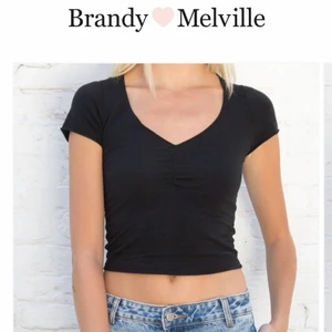 Brandy Melville topp - Säljer denna topp från Brandy Melville, heter Gina topp och går inte att köpa längre! Pris går att diskutera😌