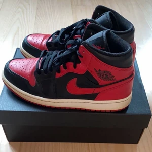 Air jordan 1 mid banned  - Säljer dessa supersnygga, trendiga Air Jordan 1 mid banned. De funkar till både killar och tjejer. De är i superbra skick och har inga fläckar! Skolådan medföljs! Nypris ligger på cirka 1500 kr, säljer för 700. De är i storlek 42. Går att mötas upp i Stockholm för att prova. Frakt ingår inte i priset. Kontakta för fler bilder eller vid intresse!💕