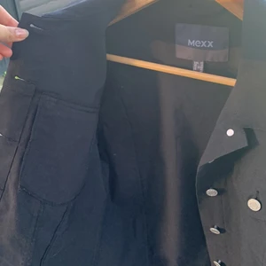 En jacka/ kofta  - Svart jacka/ kofta med fickor och knappar, från mexx, storlek 40 aldrig använd 