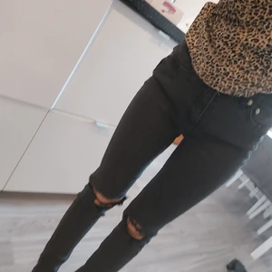 Byxor  - Byxor med hål vid knäna. Stretchingt material . Storlek xs   bra skick 