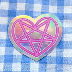 Holografiskt pentagram hjärta💕 - Holo rosa pentagram hjärta 💕Klistermärkena kostar 20kr styck! De är UV laminerade så de klarar utomhusbruk i 2-4 år! Det är perfekta att sätta på datorer, vattenflaskor, mobilskal och andra platta ytor!Stickerserna är designade av mig💕 Skriv privat vid frågor eller funderingar