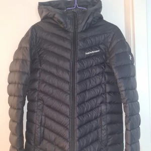 peak performance jacka  - En Peak performance jacka , endast använd några gånger under hösten 2020. Perfekt och fin i skick. För mer info eller Intresserad kontakta mig.    MAIL: Jassebrasse2009@hotmail.com. 