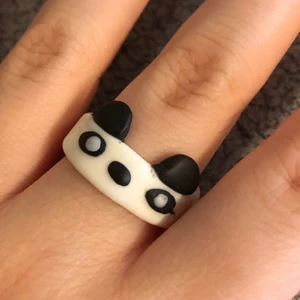 Panda ring🐼 - Handgjord pandaring av polymer-lera (plast) Om ni har andra önskemål är jag öppen till förslag:)