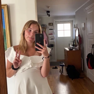 Studentklänning stl xs - En klänning som passar både till avslutning i nian eller studenten. Klänningen passar någon som har storlek xs/s och är runt 150-158 lång. (Jag är 155cm). Klänningen är helt oanvänd och har lapparna kvar :) (Jag står för frakten). Nypris: 499kr Säljer den för: 250kr