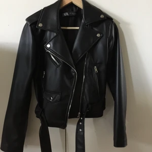 Fejkskinnjacka från zara i strlk S. - Fick denna jacka i julklapp förra året. Säljer den då det inte riktigt är min stil. Supersnygg annars och helt oanvänd. Nypris 600 kr 🧥🧥🧥