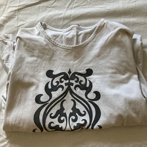 Lång ärmad  - Lång ärmad tröja, ganska soft skön att ha på sig me nice tryck både bak fram och på ärmarna, passar bra att styla upp med det mesta, om man diggar en lite större tröja e denna perfa 