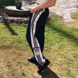 Adidas byxor knappar på sidorna - Snygga spice-girl adidasbyxor med knappar längst båda sidorna som går att knäppa upp. Kommer tyvärr inte till användning längre, skriv vid fler frågor✨☀️💖