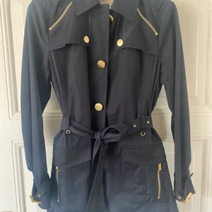 Michael Kors jacka storlek M - Snygg vårjacka i något vattenavvisande tyg. Mörkblå