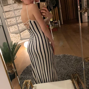 Randig långklänning  - Svart vit randig långklänning i skönt och stretchigt material. Passar även S