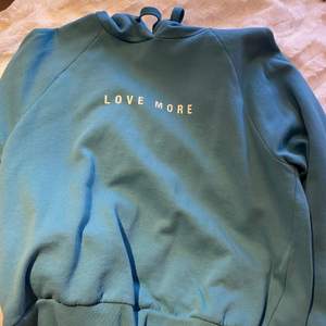 Helt oanvänd hoodie i mjukt material i superfin blå färg