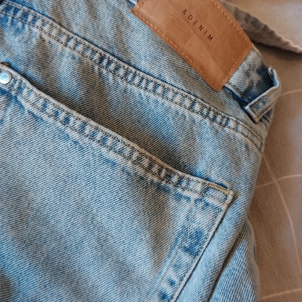 Säljer nu dessa fina jeans från hm, pga har inte kommit till användning och känner att det inte riktigt passa mig(original pris ca 399. Priset kan diskuteras. Jeans & Byxor.