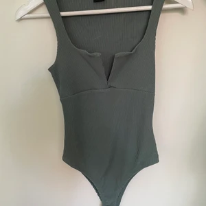 Grön body  - Grön body från Gina Tricot 40kr stl XS
