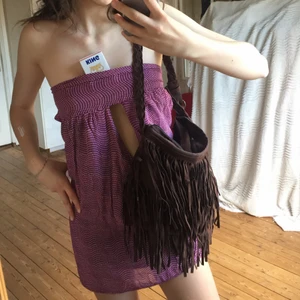 Frans väska  - Fin brun frans väska fint skick på utsidan dock är insidan ganska sliten! Kan skickas vild vid intresse💥❤️ man kan justera Banden så det blir ett lånt band eller väldigt kort! 