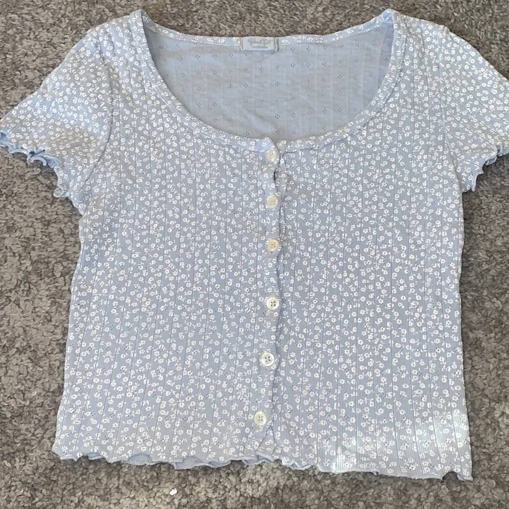 Säljer mun jättegulliga tröja från brandy melville då den inte kommer till användning och aldrig gjort. Jag hade på mig denna en gång och nu är den för liten. Passar bra till sommaren med t.e.x. en vit kjol 💕. Paidat.