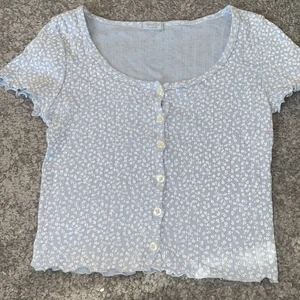 Brandy melville topp - Säljer mun jättegulliga tröja från brandy melville då den inte kommer till användning och aldrig gjort. Jag hade på mig denna en gång och nu är den för liten. Passar bra till sommaren med t.e.x. en vit kjol 💕