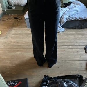 Rutiga byxor  - Blå och svart rutiga byxor, knappt använda. Säljes då dom är för stora för mig. Köparen står för eventuell frakt. 🌸