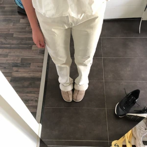 Jeans - Säljer dessa jätte fina weekday jeans som tyvärr inte kommit till användning för mig. 💕 Använda ett fåtal ggr så är i väldigt bra skick. Det enda är att dem har en liten fläck, men den syns knappt inte när man har på sig dem! 💕💕 Är perfekta nu till våren och sommaren!! OBS! Köparen står för frakten!!