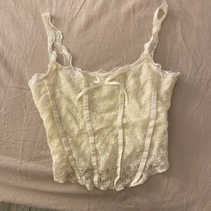 Linne 💗 - Super fin topp, perfekt till sommaren 🤩, nyskick och kan skickas omgående. Kontakta för frågor & intresse💕💕