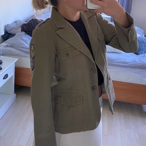 Trendig jacka - Säljer nu min super snygga jacka perfekt nu till våren! Tyvärr tröttnat på den, därför jag väljer att sälja den❤️❤️ stl S men passar xs-m