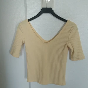 Mango topp storlek small  - Gul ribbad topp med djup urringning både fram och bak. 
