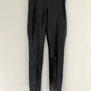 Skinnbyxor från Zara - Tajtare skinnbyxor från Zara med dragkedja längs med i benen och sidan av midjan. Använda ett fåtal gånger. Storlek S men passar även XS. Priset är inklusive frakt. 