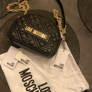 Love Moschino väska använd 1 gång  - Perfekt skick, använd 1 gång inköpspris 2195:- bud kan accepteras så skicka meddelande. Orderbekräftelse finns från inköpsstället 100% äkta 