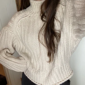 stickad tröja  - beige/smutsvit stickad tröja med polokrage från H&M🤍 använd fåtal gånger så i jättebra skick