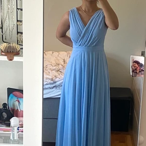 Balklänning  - Super fin blå balklänning, populär färg och modell. Klänning är endast använd 1 gång. Passar en 38/40/M eventuellt 42.