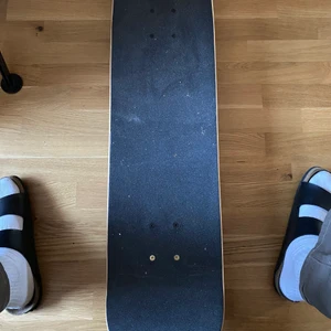 Skateboard  - Ny pris 1000kr använd max 10 gånger. Ge gärna ett bud!