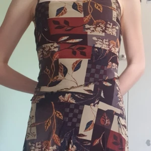 Cider klänning - Helt ny, beställde men kan ej ha då den är för kort på mig som är 174. Har ett brunt innertyg och är mycket stretchig, jättevacker mönster. Längden var det ända jag inte gillade, ska nämligen beställa en längre själv! Om ni vill ha fler foton skriv gärna privat! Priset och frakt kan diskuteras privat!