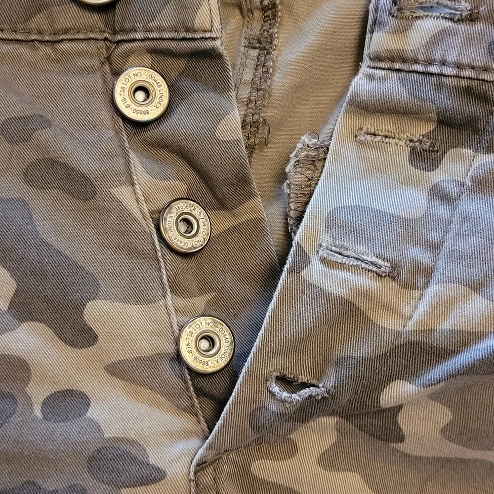 Camouflage chinos från Lindex.. Jeans & Byxor.