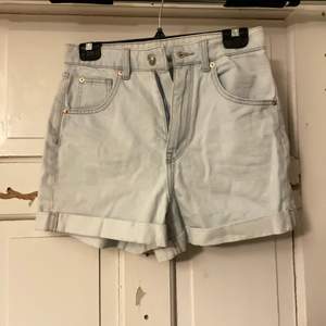 Korta ljusblåa shorts från H&M i storlek 36. Midjehöga. 