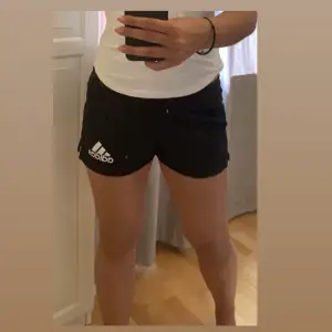 Adidas damshorts i strlk L. Använts ett fåtal gånger!                     