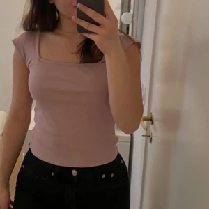 Gina tricot topp lila, strl M - Söt topp från Gina tricot! Har råkat beställa två stycken därför säljer jag denna. Aldrig använt väldigt bra skikt. Passar S och M