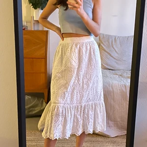 Vit kjol - Vit midikjol i spets. Resår på baksidan så den är lite stretchig i midjan. Använd en gång, väldigt bra skick. Skriv för fler bilder:)