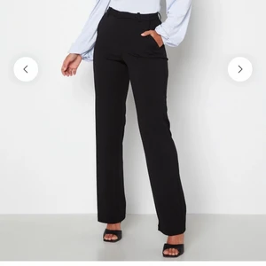 Vero Moda kostymbyxor  - Straight leg kostymbyxor. Använda ett par gånger, bra skick. Jätte bra material 