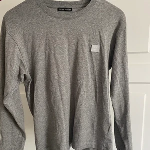 Tröja Acne - Superfin långärmad grå tröja i 100% bomull. Storlek XXS men passar mig som är en s-m. Väldigt stor i storleken alltså. Toppskick utan några tecken på användning. Medveten om att det är en rätt dålig bild så kan ta fler om så önskas!