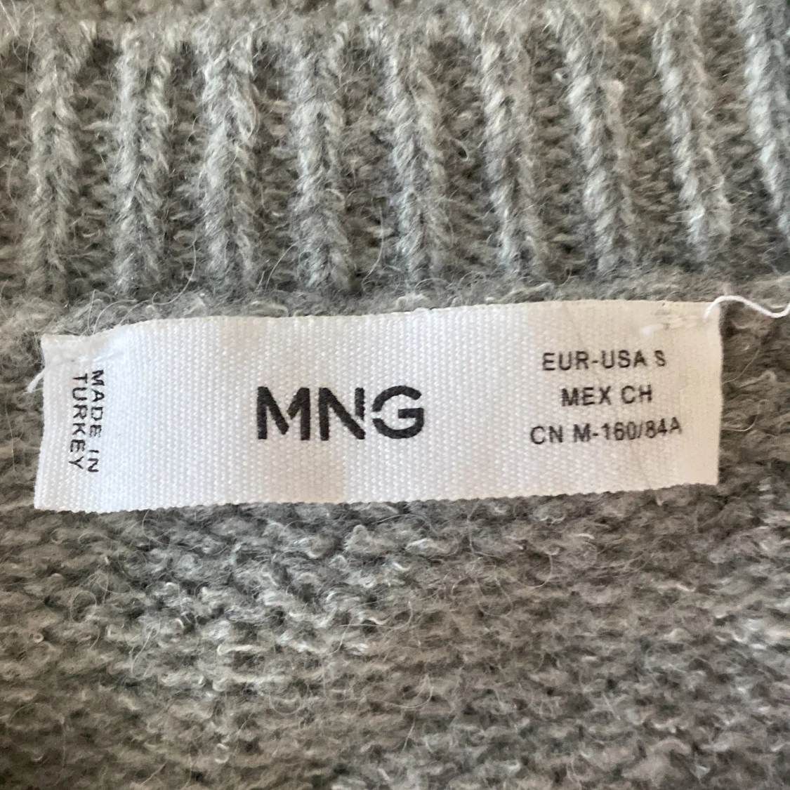 Grå stickad tröja mango - 91
