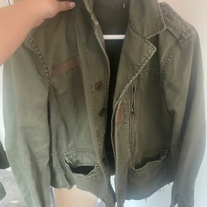 Grön jeansjacka  - Säljer den här jeansjackan från zara!